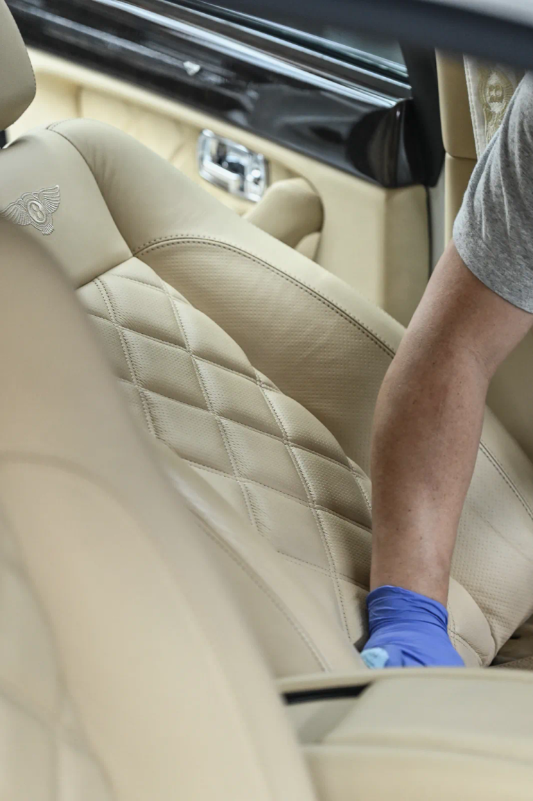 Bentley 賓利內裝高溫蒸氣清潔施工，座椅頭枕飛翼B刺繡細節——誠美車體美容台北內湖