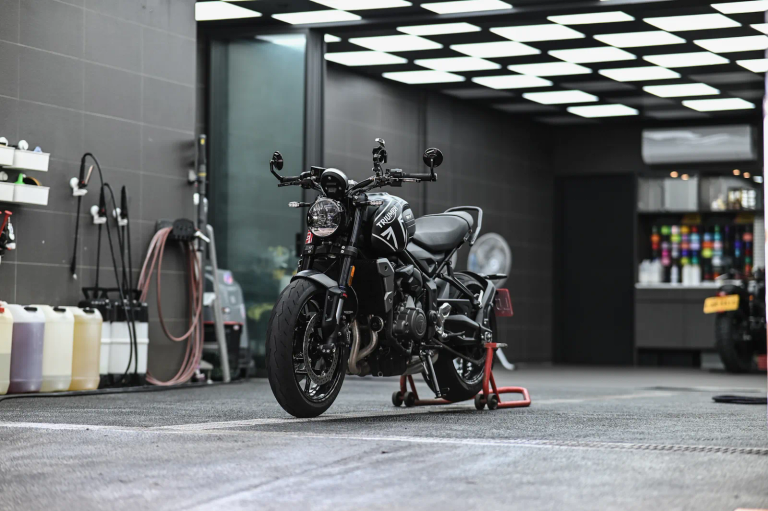 機車鍍膜施工後車身光澤，Triumph 重機整車鍍膜完工——誠美車體美容台北內湖