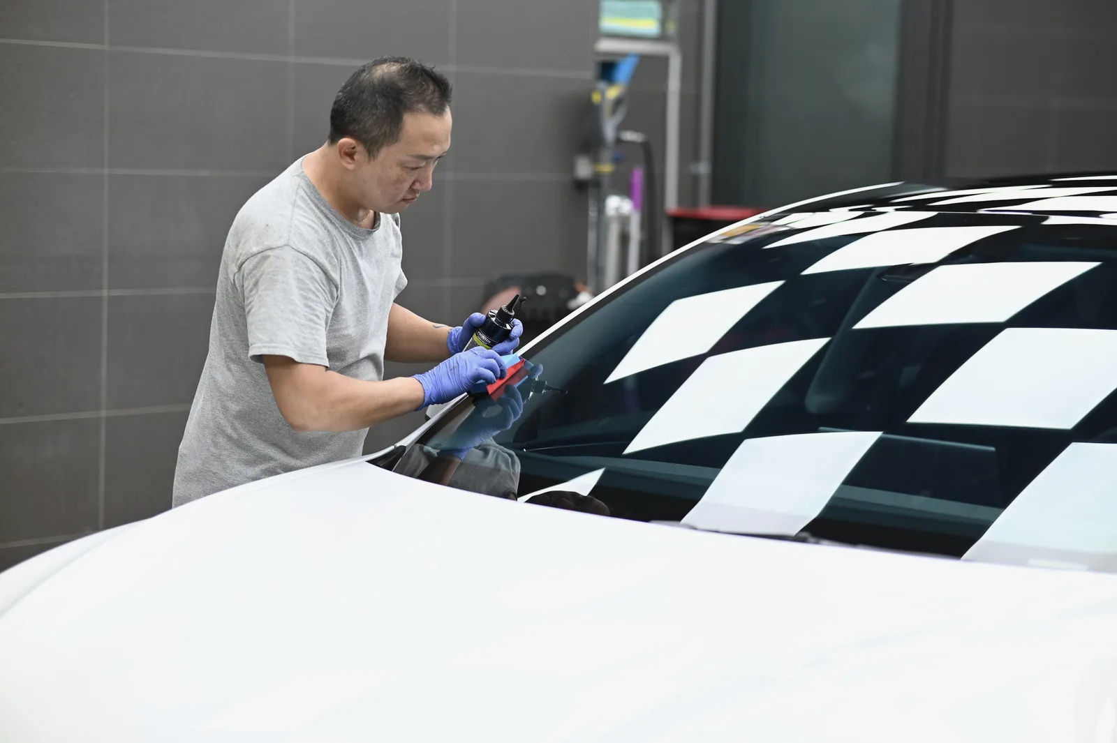 Tesla 全景天窗玻璃鍍膜施工，疏水效果展示——誠美車體美容台北內湖