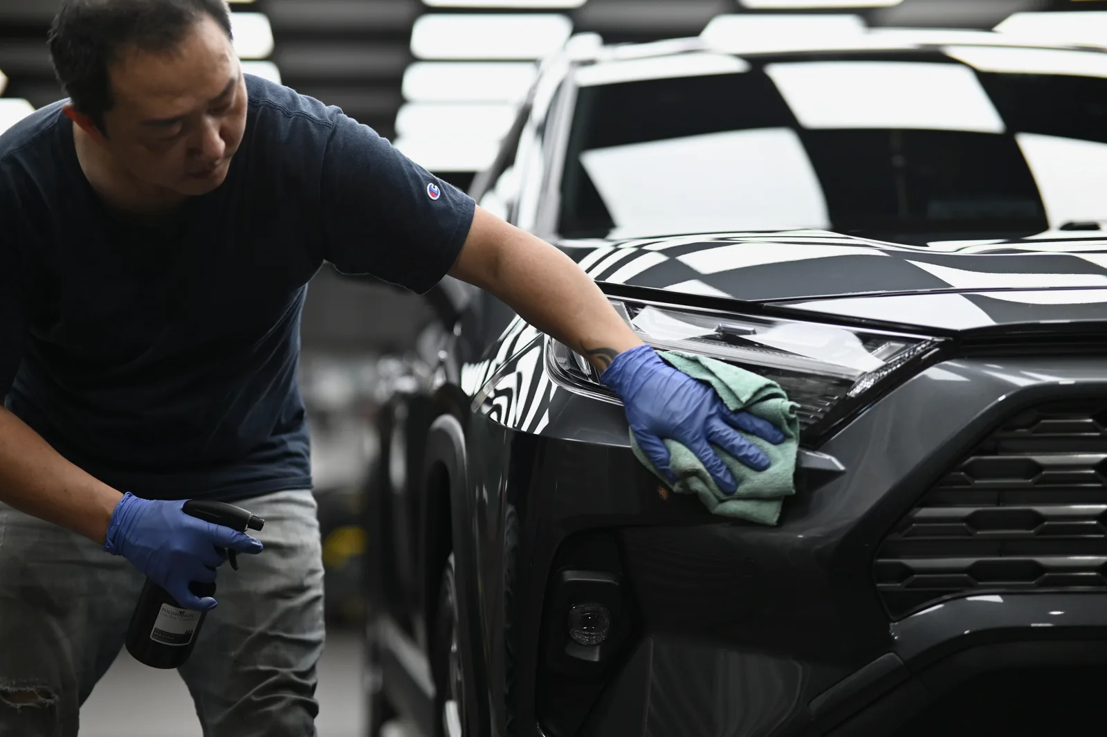 誠美職人手工施作漆面養護細節，汽車大美容完工後光澤效果——誠美車體美容台北內湖