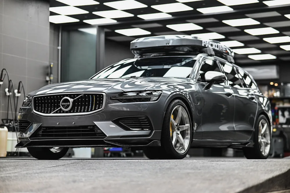 Volvo V60 車頭正面停於廠內,前保桿與水箱罩線條完整呈現
