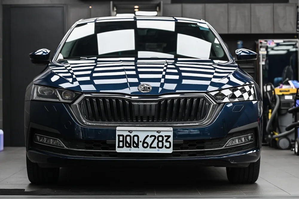 Škoda Octavia 車頭正面,水箱罩與頭燈線條完整呈現